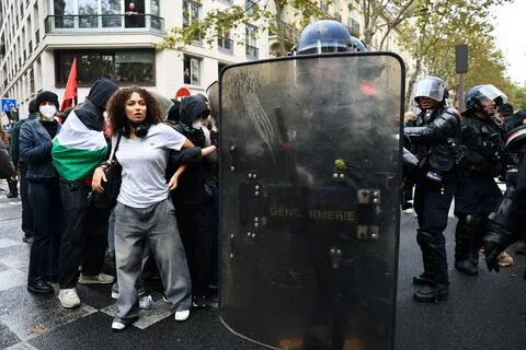 10月7日，在法国巴黎政治学院外，学生与防暴警察爆发冲突。法国警方至今已逮捕超过6500人，绝大多数为未成年人。（路透社）