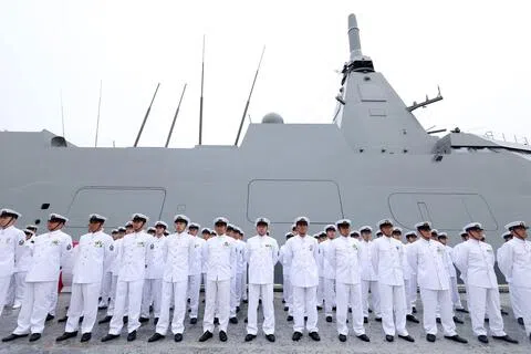 据悉，美国正考虑采购韩国、日本、土耳其等盟国建造的军舰，包括日本的最上级护卫舰升级版。图为2026年5月21日，三菱重工把一艘最上级护卫舰交付给日本海上自卫队。（法新社）