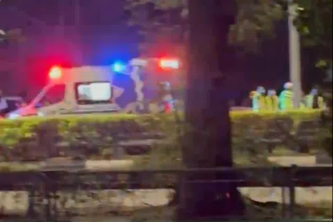 泛岛快速公路发生一起涉及四辆汽车及一辆德士的连环车祸。（读者提供）
