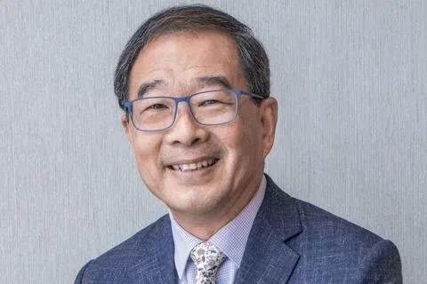 对于推进我国成为调解服务国际枢纽，新加坡国际调解中心主席林长仁不遗余力。他走访世界各国与各地代表联系，呼吁支持《新加坡调解公约》，倡导以调解方式和平解决国际纠纷。（受访者提供）