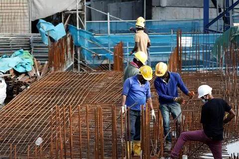 人力部和国家发展部星期五（9月11日）发布联合文告指出，两幅供建客工宿舍的地段地契都是30年，由裕廊集团负责销售。（档案照片）