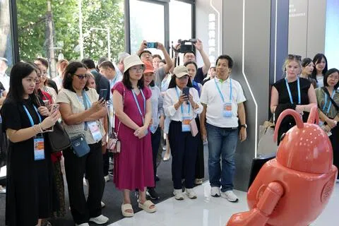 亚太经济合作组织（APEC）2026年第三次高官会及相关会议8月17日至28日在辽宁大连举行。图为星期六（22日），部分与会代表在大连参观辽渔集团科技馆。（新华社）