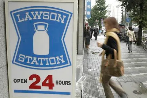 日本大型便利店运营商之一的罗森（Lawson）星期二（9月15日）说，将推出三款由AI研发的新食品，包括腌黄瓜口味的柠檬挞，以及一款内含红豆沙、人造黄油和酸奶奶油的面包卷。（彭博社档案照片）