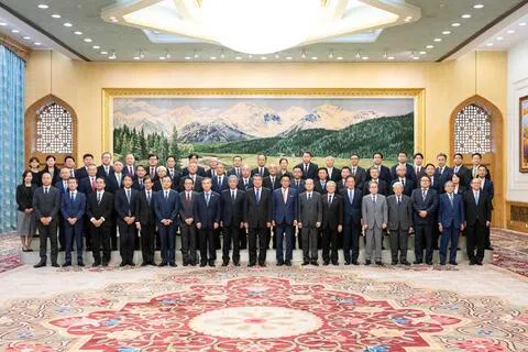 何立峰（前排中）星期二（9月29日）在人民大会堂会见日本国际贸易促进协会访华团。（新华社）