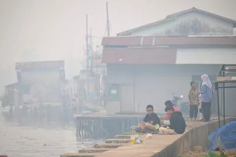 印度尼西亚野火加剧空气污染问题，迄今全国七个省份已有超过1250万人受到野火烟霾影响。9月6日，烟霾笼罩着印尼西加里曼丹省坤甸市。（法新社）