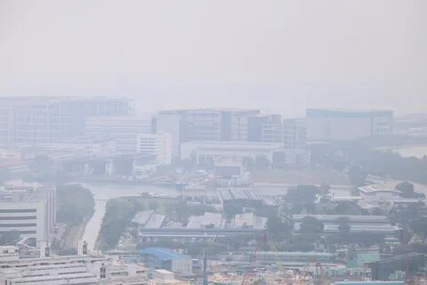人力部星期二再发布烟霾期间额外工作指引，提醒雇主除了参考24小时PSI预报规划隔天的户外工作，也应根据当天的一小时PM2.5指数，即时根据空气质量变化调整工作安排，并检讨烟霾防护与应对措施。（陈渊庄摄）