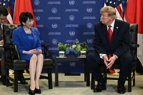 9月22日，日本首相高市早苗（左）在纽约出席联合国大会期间，与美国总统特朗普进行会晤。（法新社）