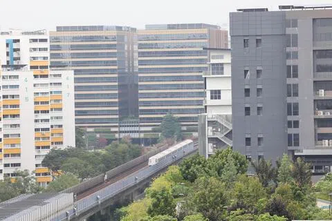 9月22日下午起本地多地降强阵雨，也洗净空气中的烟霾；截至晚上9时，24小时空气污染指数为57至73，处于中等水平；全国一小时PM2.5悬浮颗粒浓度更降至每立方米2微克至12微克的正常水平。（邬福梁摄）