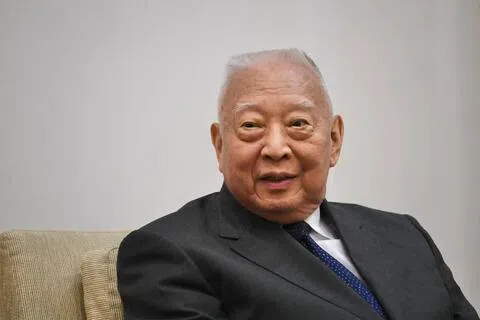 中国全国政协原副主席、香港首任特首董建华办公室上星期三（9月9日）凌晨发声明，董建华在上星期二（9月8日）辞世，享年89岁。图为董建华2021年6月24日接受中新社专访。（中新社档案照）