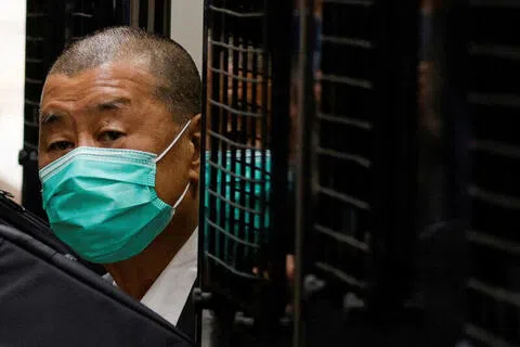 现年78岁的黎智英是已停刊的《苹果日报》创办人，今年2月因两项串谋勾结外国势力罪及一项串谋发布煽动刊物罪，被判监禁20年。（路透社档案照片）