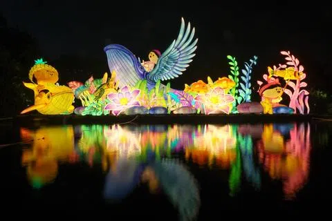 林少芬与团队以《星月之旅》打破天际线；花灯倒映湖中，美景成双。（张俊杰摄）