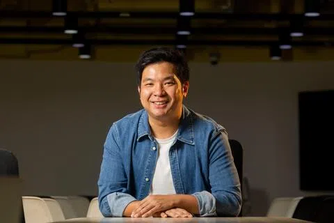 明年将迎来IRVINS母公司Cocoba成立20周年。汤中白正在写一本书，记录关于“咸蛋黄”的创业历程。（吴先邦摄）