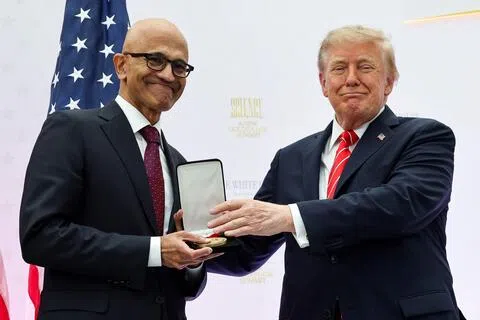 微软首席执行官纳德拉（Satya&nbsp;Nadella，左）星期五（10月9日）获美国总统特朗普（右）颁发国家技术与创新奖章。（法新社）