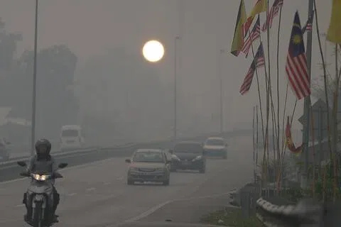 马来西亚砂拉越受印尼加里曼丹林火产生的烟霾影响，空气素质全面恶化。其中，西连星期天（8月30日）空气污染指数高达438点的危险水平，能见度大幅下降。（马新社）