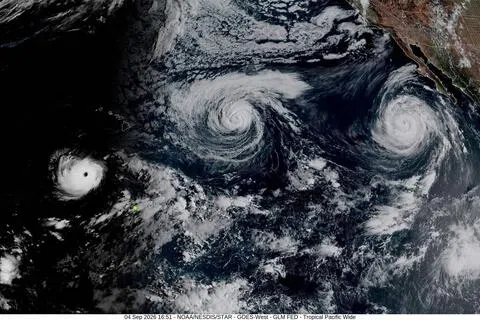 美国国家海洋和大气管理局/地球静止环境观测卫星提供的卫星图像显示，9月4日协调世界时下午4时51分，飓风洛厄尔（左）、飓风卡琳娜 （中）和飓风玛丽 （右）位于太平洋上空。（法新社）