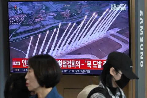 朝鲜曾在9月12日发射数枚短程弹道导弹，即韩美日例行联合军演“自由之刃”结束次日。图为当天韩国首尔火车站内播放的新闻画面。（法新社）