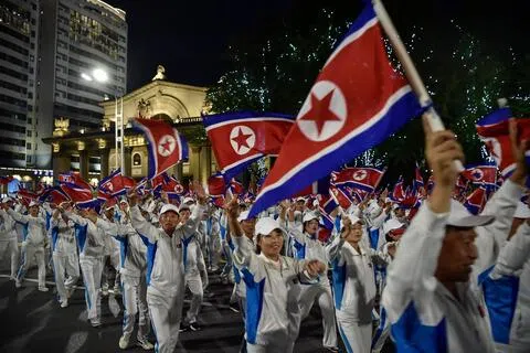 朝鲜星期三（9月9日）庆祝建国78周年，首都平壤举行盛大集会，参与者挥舞着国旗。（法新社）
