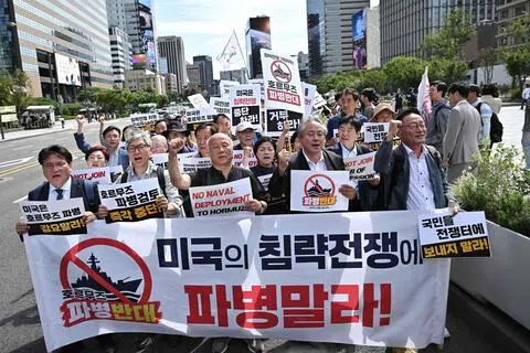 韩国人周三（9月9日）在首尔游行，反对韩国可能参与美国在霍尔木兹海峡的军事行动。（法新社）