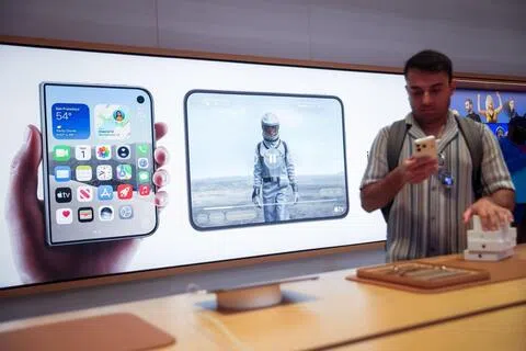 iPhone 18 Pro系列等新产品上市首日，顾客9月18日在美国纽约的第五大道苹果专卖店体验新机。（彭博社）