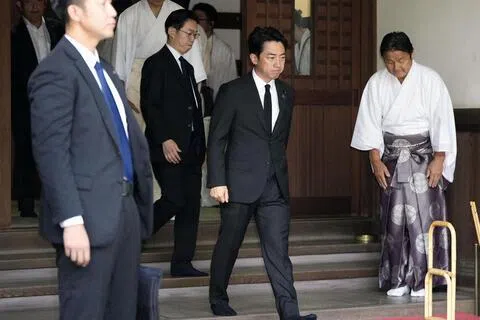 小泉进次郎（中）离开靖国神社时未回答记者提问，但他随后在Instagram发文说，他到靖国神社“向为国捐躯的英雄亡灵致以最诚挚的哀悼”，并重申坚守日本战后和平国家道路。（路透社）