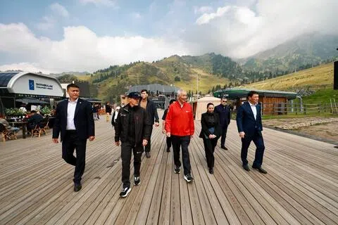新加坡国务资政李显龙（左四）星期二（8月25日）在阿拉木图同市长萨特巴尔迪（右一）会面，一同参观位于阿拉木图市伊犁阿拉套山脉峡谷中的琼布拉克山地度假村（Shymbulak Mountain Resort）。（数码发展及新闻部提供）