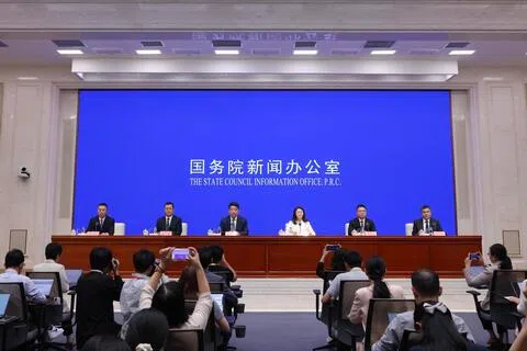 中国国务院国资委财管运行局负责人裴仁佺（左二）表示，接下来，中央企业将积极筹措资金，确保及时支付账款。（中新社）