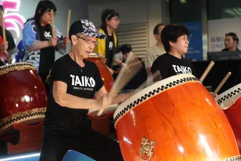 68岁退休者杨秀卿（戴帽者）与伙伴为星期天“亚细安同聚 · 齐心零垃圾”活动带来了击鼓表演，鼓励不同社群的人们携手为新加坡的清洁做出贡献。（郑一鸣摄）