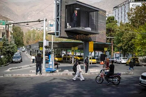 伊朗与美国的对抗持续升级。周四（10月22日）伊朗首都德黑兰北部出现一幕街头表演，一名男子扮演美国总统特朗普，站在由巨型广告牌搭成的铁笼内，暗示特朗普发动这场战争是在作茧自缚。（路透社）