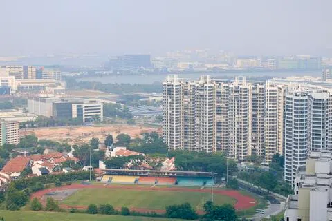 截至星期五（9月4日）上午10时，西部地区24小时空气污染指数达到90点，公众应减少不必要的户外活动。图为星期五上午约9时金文泰一带的烟霾情况。（陈斌勤摄）