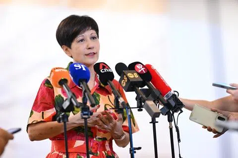协助管理人口事务的总理公署部长英兰妮星期三（9月2日）接受CNA938电台访问时，进一步说明黄循财总理日前宣布的一系列亲家庭、亲育儿措施。图为英兰妮8月15日出席社区活动时接受媒体采访。（海峡时报）