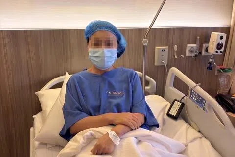 53岁的病患周女士于8月5日到康盛医疗中心（Thomson Medical）接受手臂骨刺增生修复手术，并在9月20日收到总额6万5757元的账单，比手术前预估的3万零200元高出一倍多。（受访者提供）
