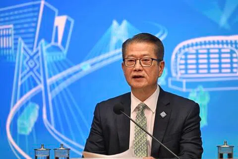 香港财政司长陈茂波称，即将在香港举行的亚太经济合作组织（APEC）财长会议的重要课题为强合作、稳增长、保民生。图为陈茂波9月17日在港府总部出席《香港特区经济和社会发展第一个五年规划（2026—2030年）》和《行政长官2026年施政报告》相关措施记者会上回应传媒提问。（中新社）