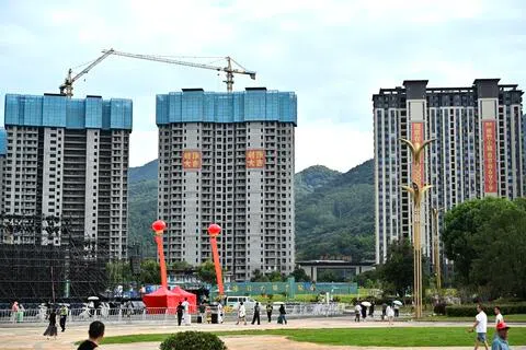中国推进“现房销售”改革，并同步推出配套的信贷融资制度。图为8月18日，福建三明永安市一处正在建设中的楼盘打出“现房在售”的广告。（中新社）