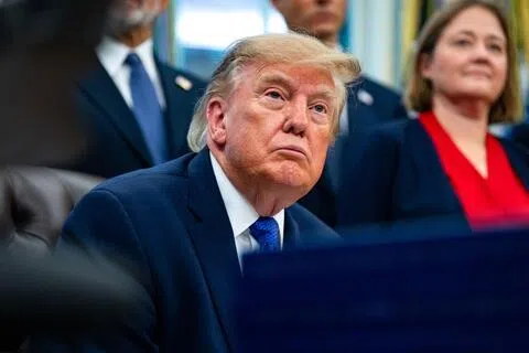 美国总统特朗普星期一（9月28日）在白宫椭圆办公室接受记者联访。（彭博社）