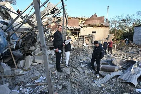 俄罗斯不断对乌克兰发动空袭。图为乌克兰东北部大城市哈尔科夫周五（10月2日）被炸后，当地居民检查房屋受损情况。（法新社）