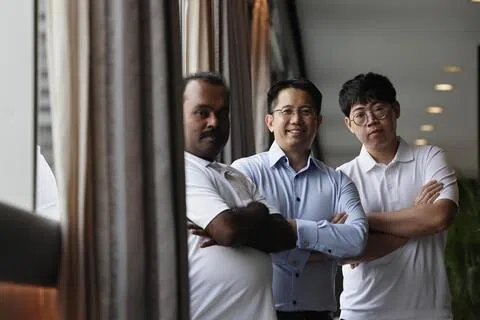 策安执法人员陈大鈼（右）和麦卡尔（左）在乌节路执勤时，拒绝违法吸烟者的金钱贿赂，获贪污调查局表扬。策安高级副总裁兼安保业务主管张尊介（中）出席颁奖礼，鼓励公司的九名得奖者。（海峡时报）