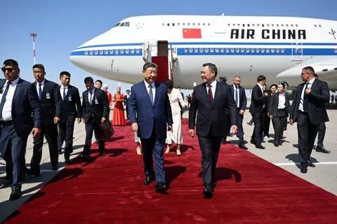 上海合作组织峰会召开前夕，中国国家主席习近平星期天（8月30日）抵达吉尔吉斯斯坦首都比什凯克，吉尔吉斯斯坦总统扎帕罗夫（右）到场迎接。（吉尔吉斯斯坦总统新闻局／法新社）