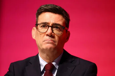 英国首相伯纳姆星期天（9月27日）承诺，将在下届大选中提出改革英国社会护理制度，并承认有关计划可能令部分人感到困难或不受欢迎。（路透社）
