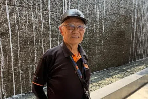 85岁的兼职保安刘宝光，对人工智能有浓厚兴趣，自费报读职总恒习短期课程，希望跟上科技发展脚步。（受访者提供）