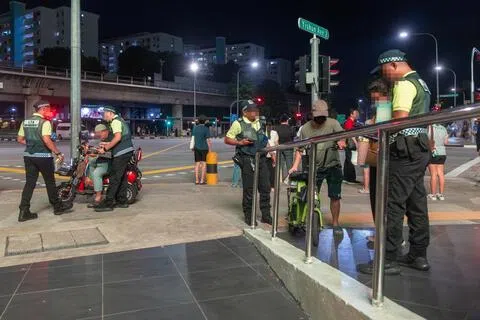 执法人员若察觉异样，会要求活跃通勤工具使用者到一旁接受进一步检查。（吴先邦摄）