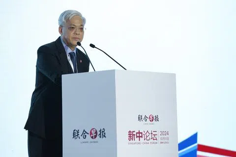 新报业媒体总裁陈英杰星期五（10月11日）上午在第六届新中论坛上致辞。（联合早报）