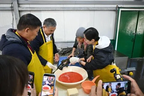 俄罗斯萨哈林州政府10月13日发布的照片显示，来自中国黑龙江省的企业家代表团访问日俄争议岛屿择捉岛。（法新社）
