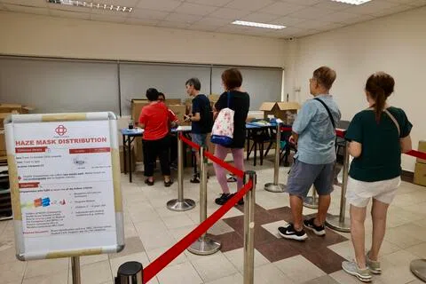 政府星期五起开始派发第二轮防霾口罩，领取资格进一步放宽，年满60岁的新加坡公民即可领取两片口罩。图为星期五早上公众在金文泰民众俱乐部排队领取口罩。（邬福梁摄）