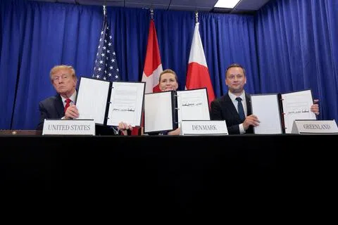 美国总统特朗普（左起）、丹麦首相弗雷德里克森和格陵兰岛自治政府总理尼尔森星期二（9月22日）在联合国大会场边签署格陵兰岛安全协议。（路透社）