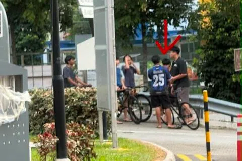 目击者称，图中红色箭头所指的少年，就是受害者。（受访者提供）