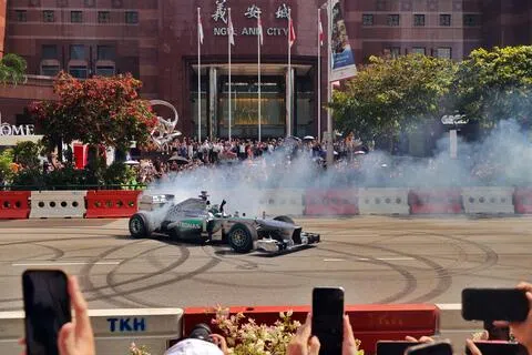 乌节路万人空巷 争睹F1街头“速度与激情”