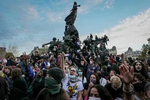 10月6日，在高中生联合工会及教师发起的全国行动日抗议尾声，人群聚集在巴黎共和国广场中央雕像周围。（法新社）