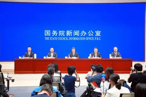 中国国务院新闻办公室星期四（9月17日）在北京举行“开局起步‘十五五’”系列主题新闻发布会，国家广播电视总局副局长何飚（中）、副局长刘建国（右二）、电视剧司司长冯胜勇（左二）、网络视听节目管理司司长王小亮（右一）介绍“十五五”时期加快推动广播电视和网络视听高质量发展有关情况，并答记者问。左一为国新办新闻局副局长周建设。（新华社）