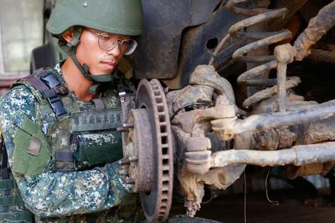 一名台湾士兵8月11日在澎湖参与模拟受损军用车辆紧急维修演习。（路透社）