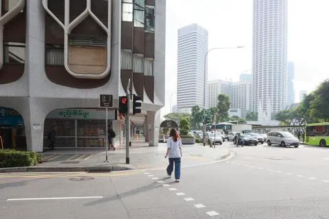 被告在桥北路要右转驶入哥里门街时撞上一对父子。（档案照片）